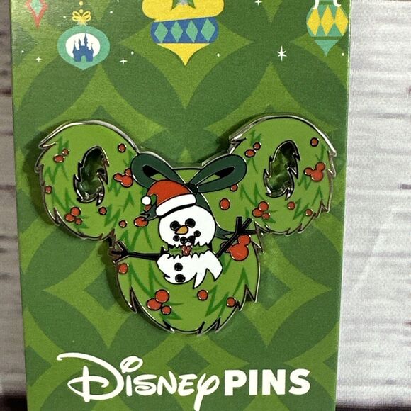 Disney Mickey Icon Wreath Snowman Christmas Holiday 2023 Pin New - Picture 2 of 4